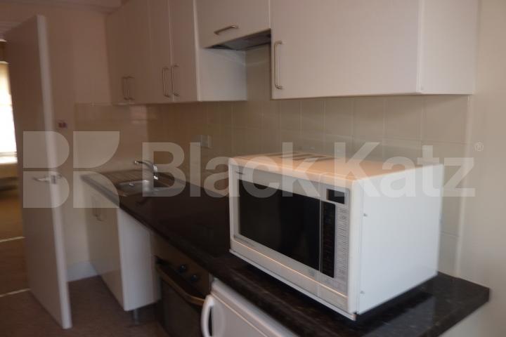 			Must See!!, 3 Bedroom, 1 bath, 1 reception Flat			 Nassau Street, Fitzrovia